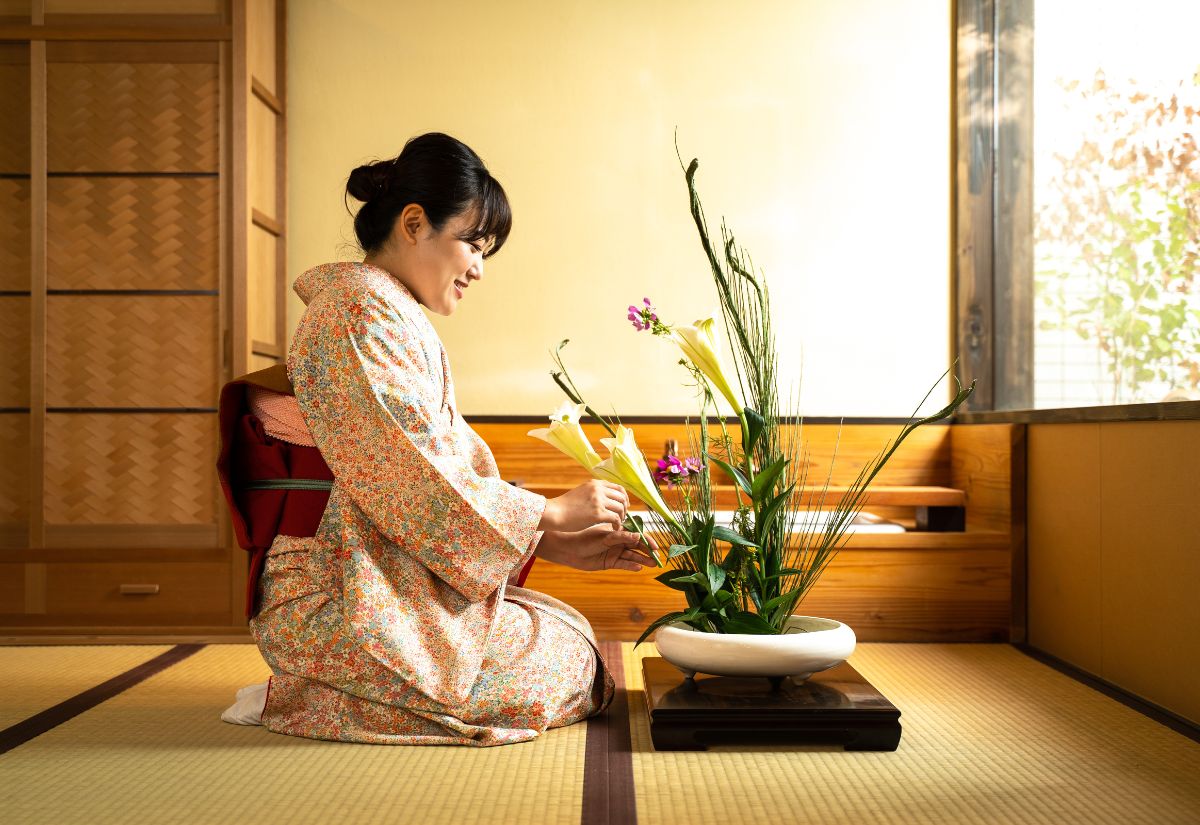 Ikebana: Arta tăcerii și a armoniei
