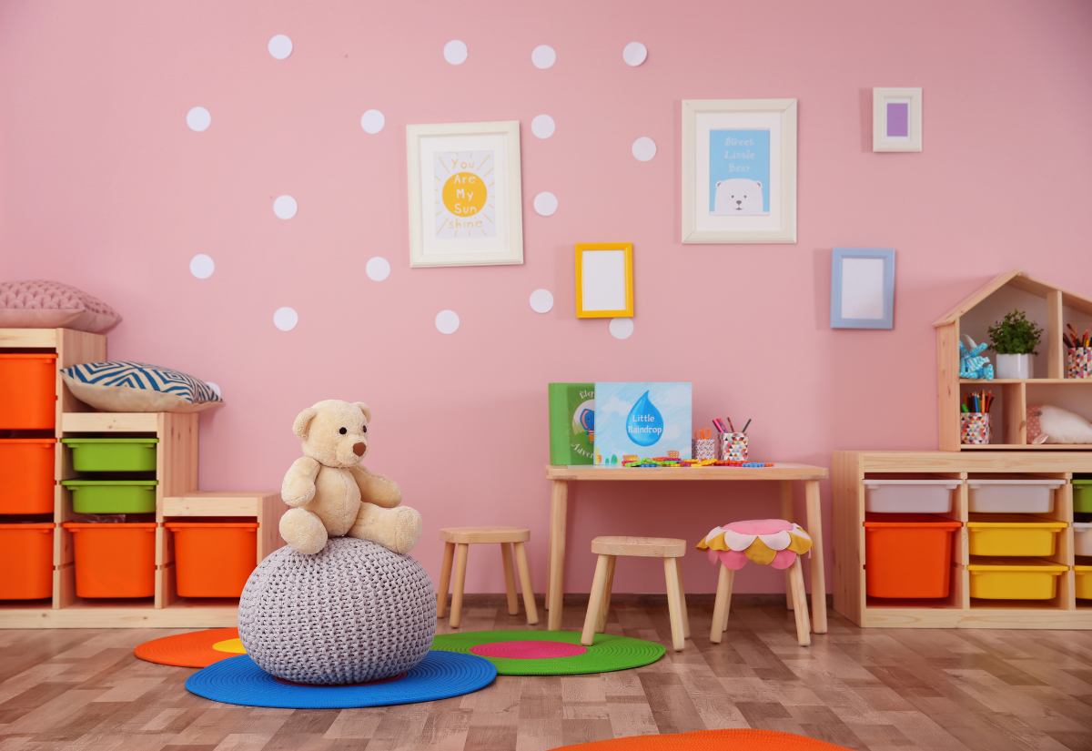 Cum să distrați copiii în timpul vacanței – decorarea și amenajarea camerei pentru copii